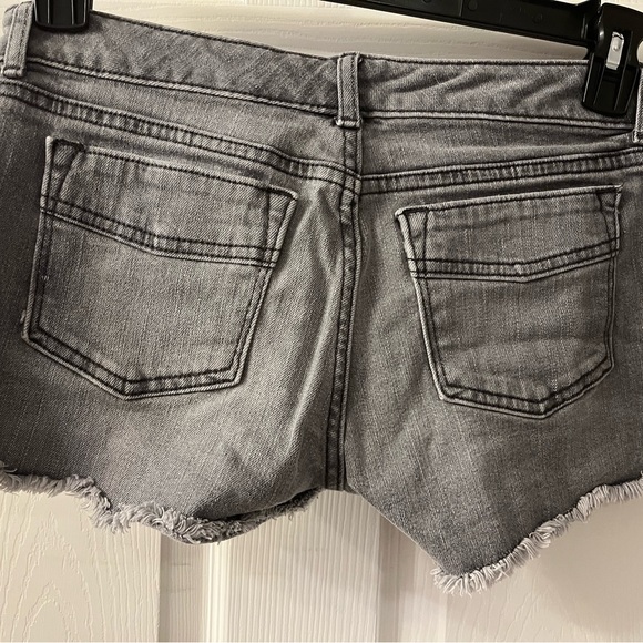 GAP Gray Frayed Hem Distressed Jean Shorts - Picture 3 of 4